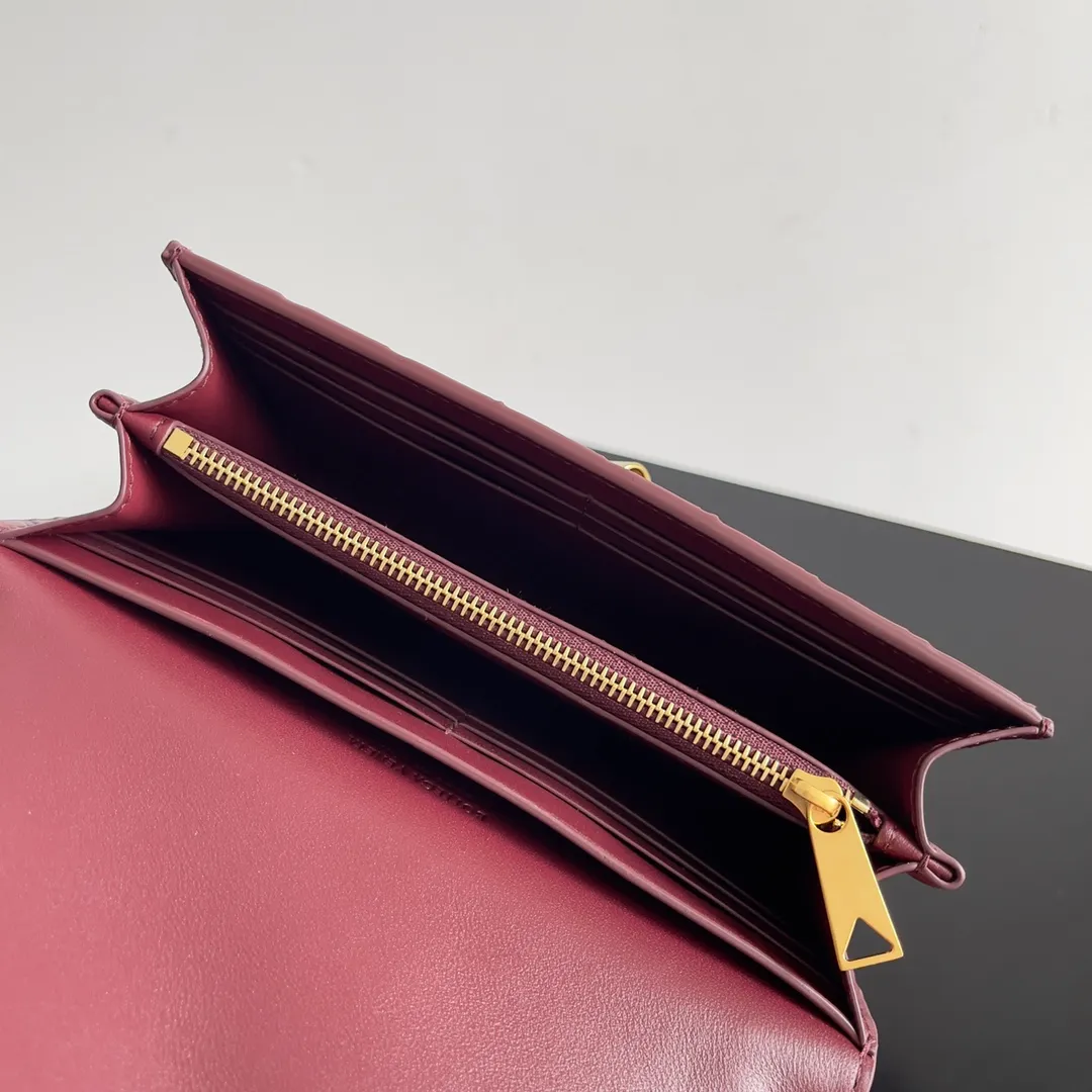 Batch 1160 BV Andiamo clutch wallet is super high-end🤎🤎How come the long clutch bag is so exquisite~ The braided style bag surface paired with all-copper hardware is really warm and high-end. The bag body is super light and can be grabbed easily! It can store a lot of small items and large mobile phones ~ very practical for daily use. Style number: 741504 Size: 19*11.5*3
